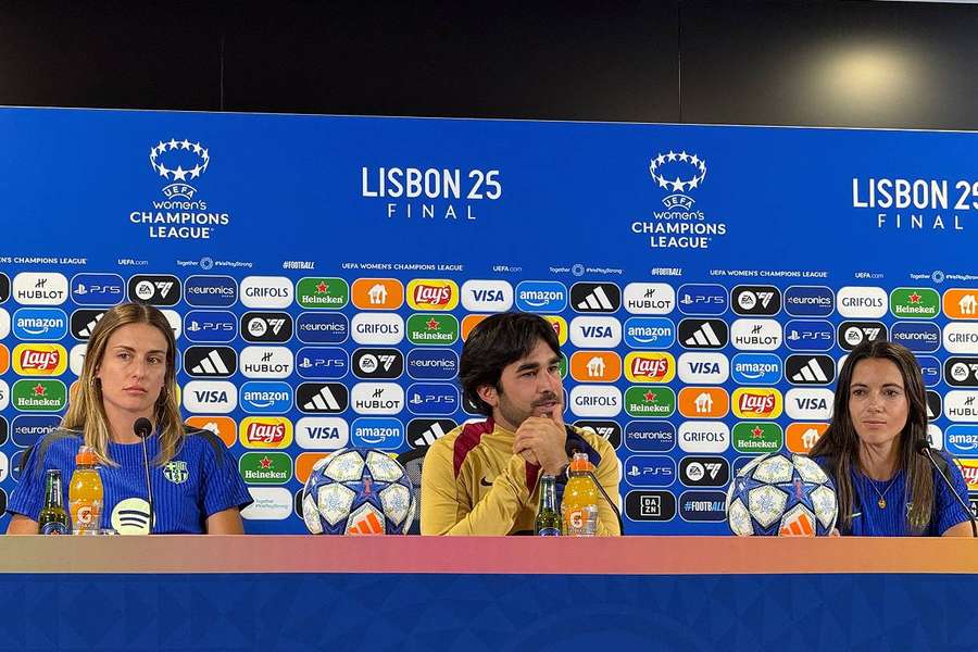 Alexia Putellas, Pere Romeu i Aitana Bonmati na konferencji prasowej w przeddzień finału Ligi Mistrzów, 23 maja 2025 r.