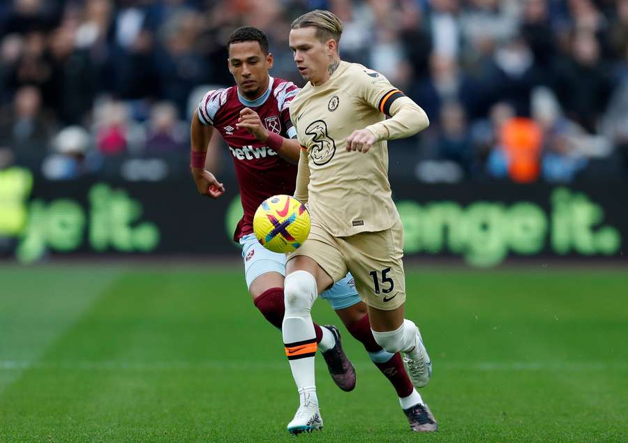 Mudryk (R) runs with the ball against West Ham