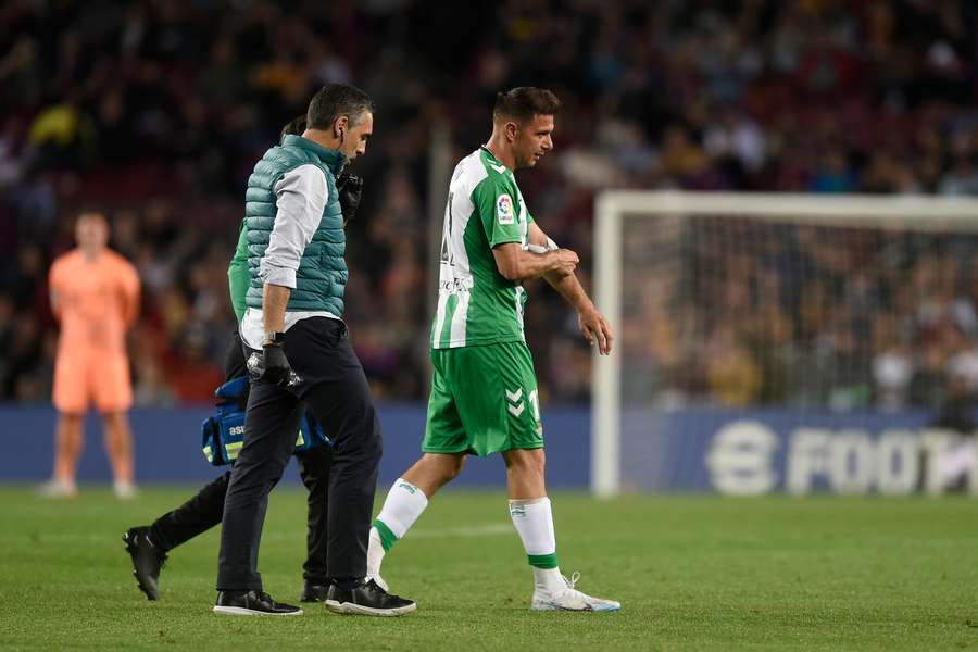 Joaquín se retira lesionado en el Camp Nou