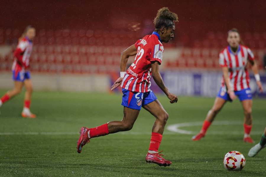Luany dirigiendo una jugada en el Atlético de Madrid-Granada