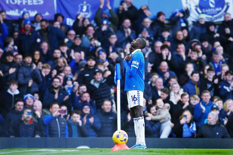 Everton en forme écarte Chelsea à Goodison pour renforcer sa position.