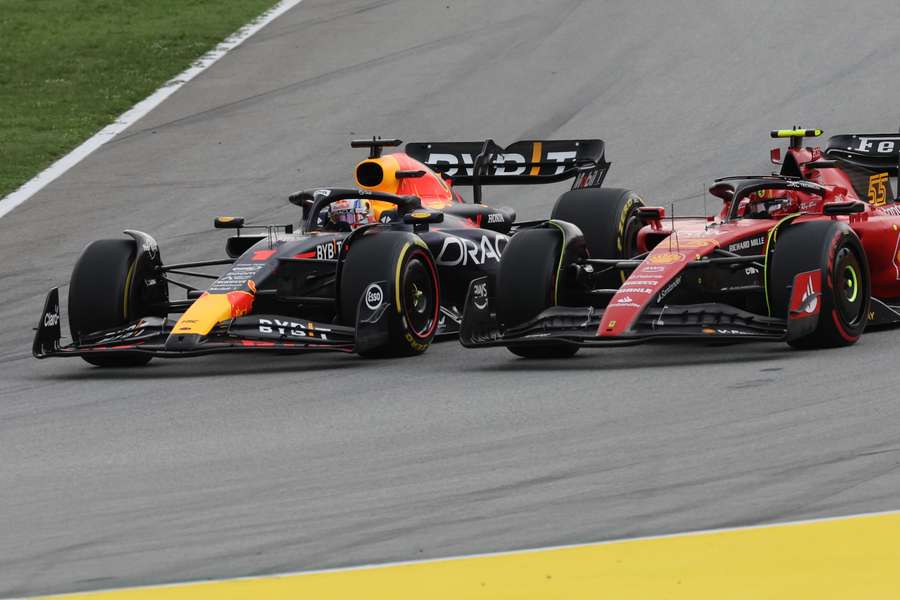 Sainz presionó lo que pudo a Verstappen en la salida