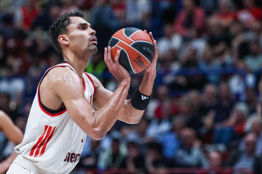 Oscar da Silva beim Freiwurf.