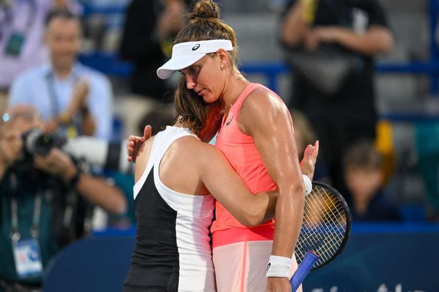 Bia Haddad cumprimenta Kasaktina após derrota na semifinal do WTA de Abu Dhabi 