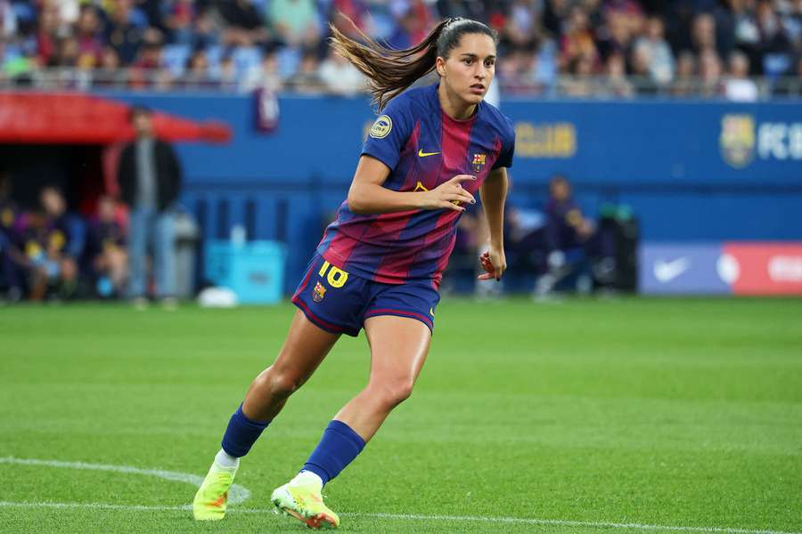 Kika tem entorse no tornozelo direito