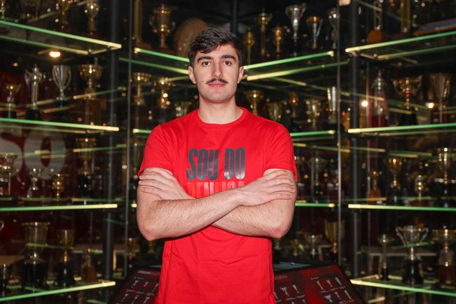 João Bandeira regressa e assina ao Benfica João Bandeira regressa e assina ao Benfica