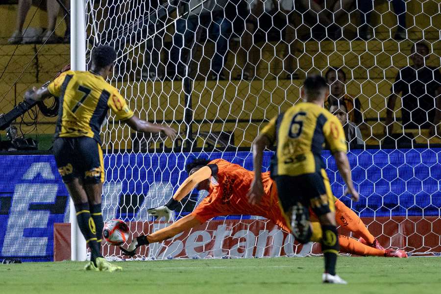 Hugo Souza parou Pablo Dyego no primeiro tempo