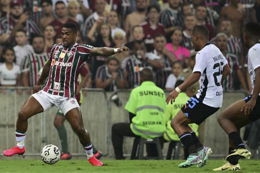 Douglas Costa deixou a partida contra o Botafogo ainda no primeiro tempo de partida