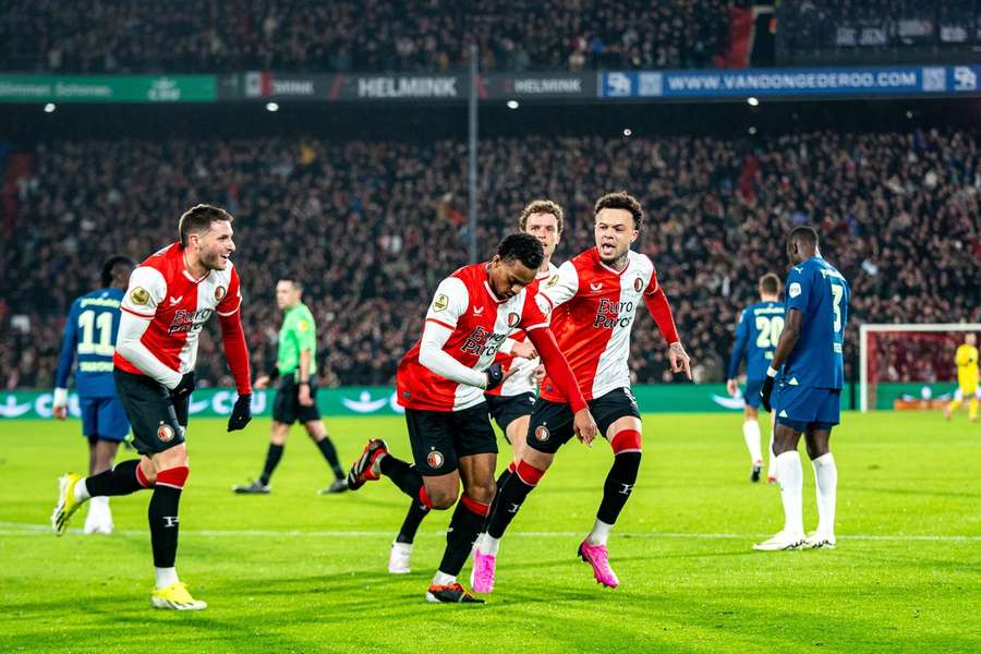 Quinten Timber viert de enige en winnende treffer in het bekerduel met PSV met zijn teamgenoten