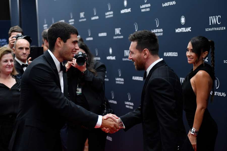 Messi y Alcaraz se saludan en el pavillion Vendome de París.