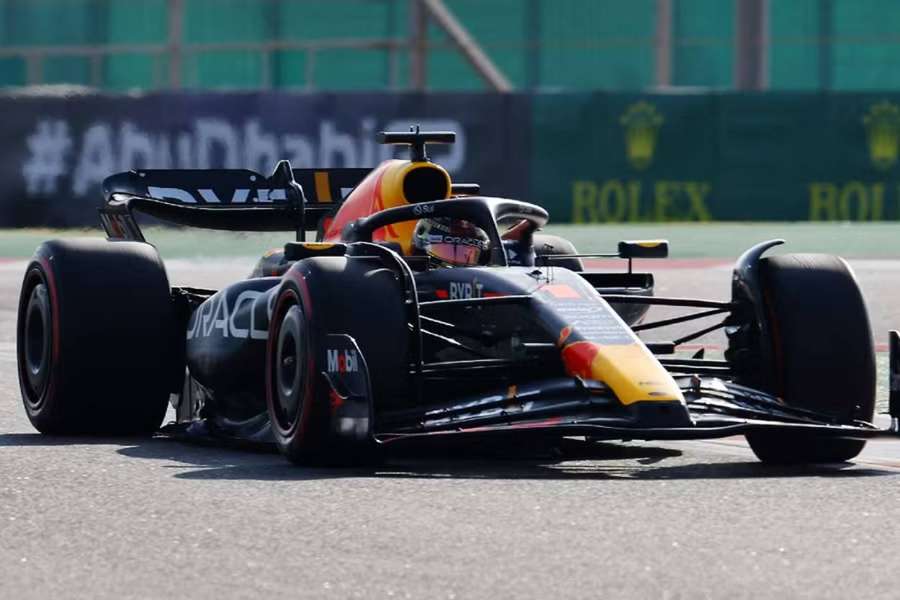 Max Verstappen nechce nechať konkurencii žiadny dôvod na radosť a získal 12. pole position v sezóne.