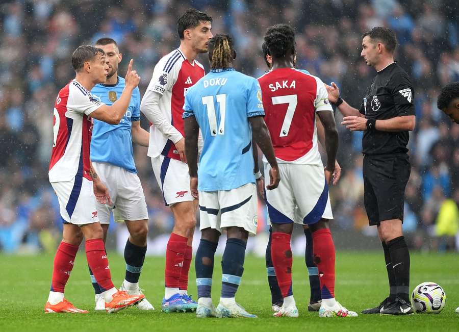 O árbitro Michael Oliver mostra o cartão vermelho a Leandro Trossard, do Arsenal, durante o jogo da Premier League no Estádio Etihad, em Manchester