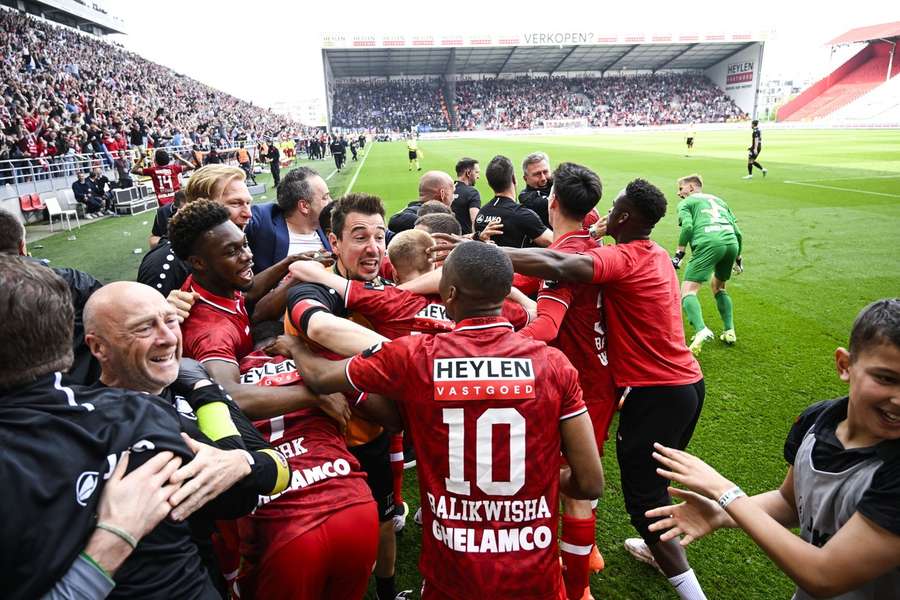 De spelers van Antwerp vieren de winnende 3-2 diep in blessuretijd