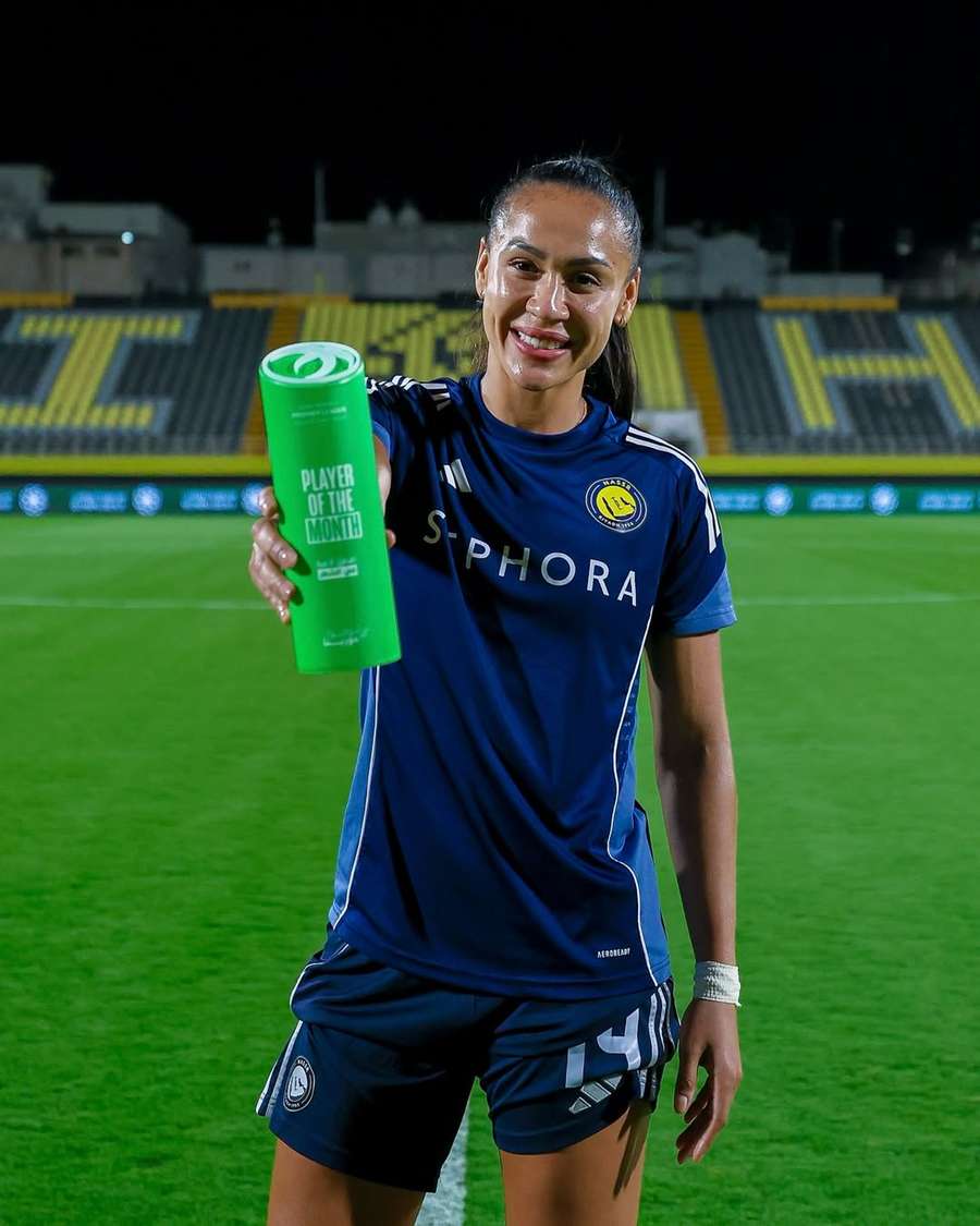 Kathellen avec le trophée de Joueuse du Mois en Ligue saoudienne
