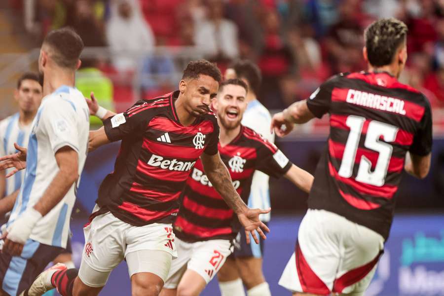 Danilo fez o golo da tranquilidade para o Flamengo Danilo fez o golo da tranquilidade para o Flamengo
