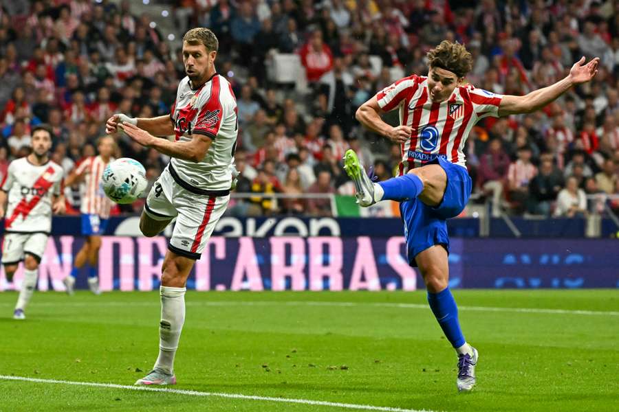 Julián Álvarez remata de volea el primero de sus goles ante el Rayo Vallecano