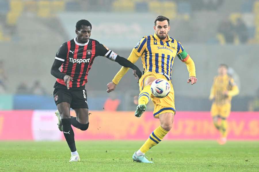 Kačaraba (vľavo) bol vylúčený. Kačaraba (vľavo) bol vylúčený.