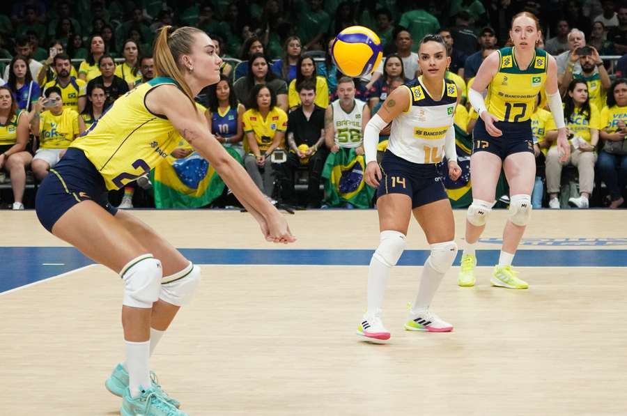 Helena, de 19 anos, dá os primeiros passos com a camisa do Brasil