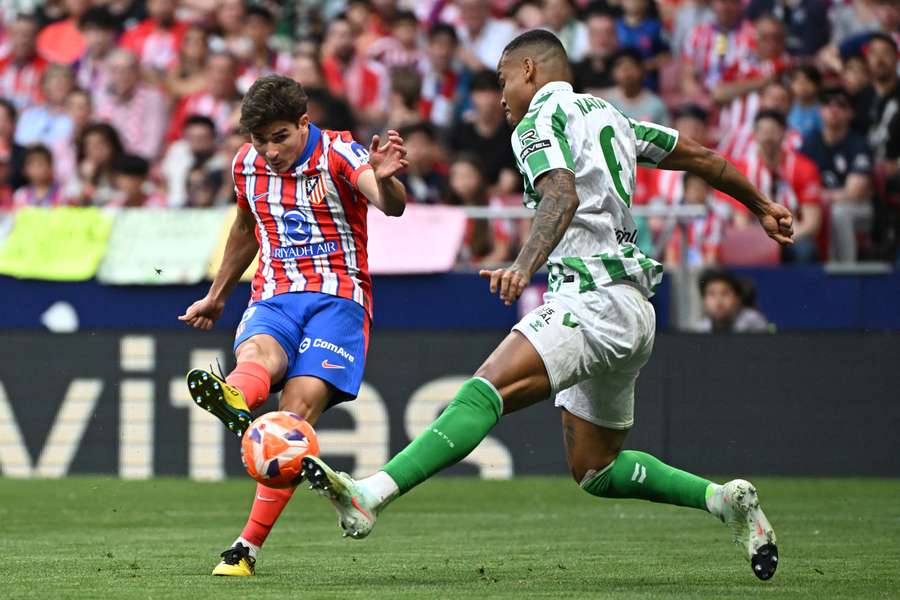 Julián, ante el Betis