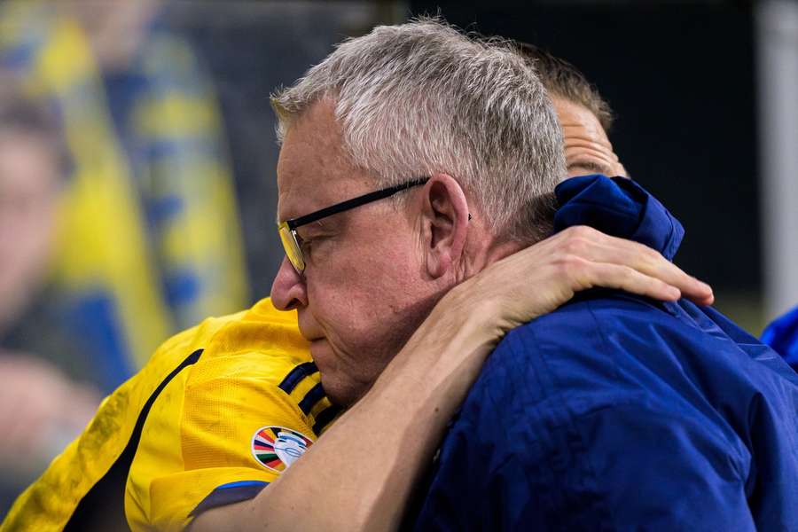 Rørt svensk landstræner sagde farvel i triste omgivelser 