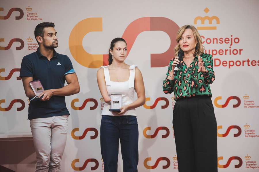 Óscar Salguero y Anastasiya Dmytriv, junto a Pilar Alegría