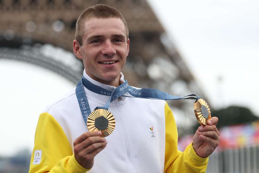 Remco Evenepoel met zijn twee gouden medailles van deze Spelen