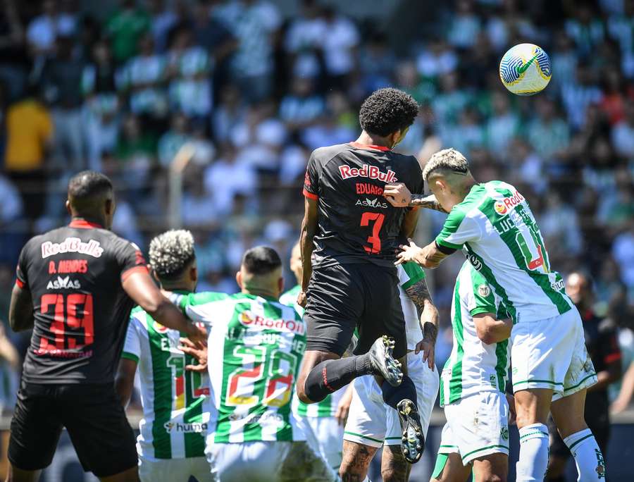 Eduardo Santos empatou no fim para o Bragantino