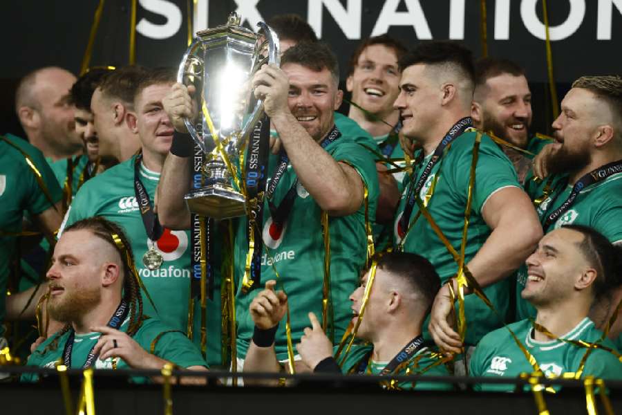 O'Mahony lifting the Six Nations trophy