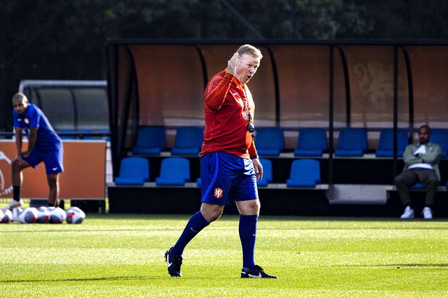 Bondscoach Ronald Koeman tijdens een trainingssessie van het Nederlands elftal op de KNVB Campus
