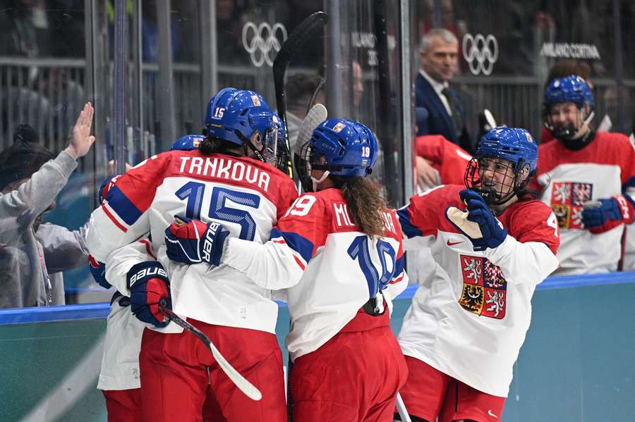 Hokejistky bojují o první výhru na turnaji.