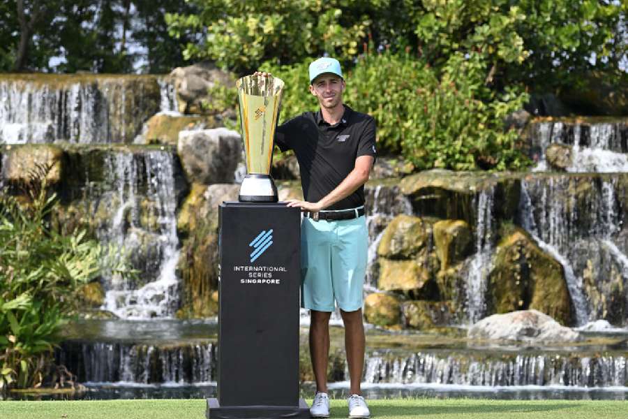 El golfista español David Puig estrena su palmarés al ganar en Singapur