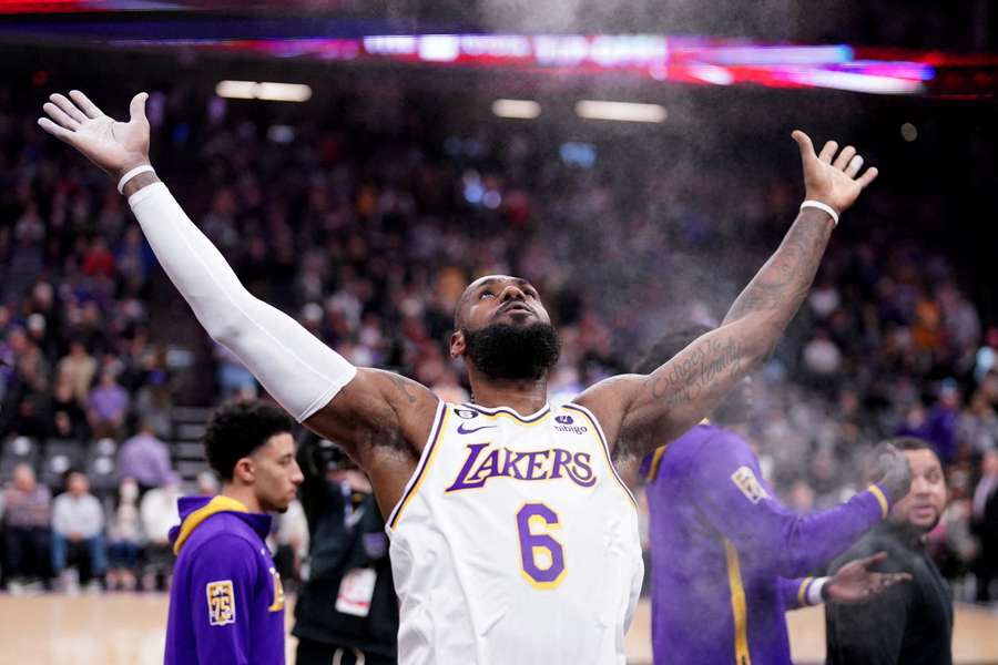 LeBron led the Lakers to a big win 