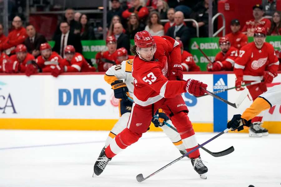 NHL Round-up: Moritz Seider konnte mit den Detroit Red Wings einen wichtigen Sieg gegen Nashville erringen.