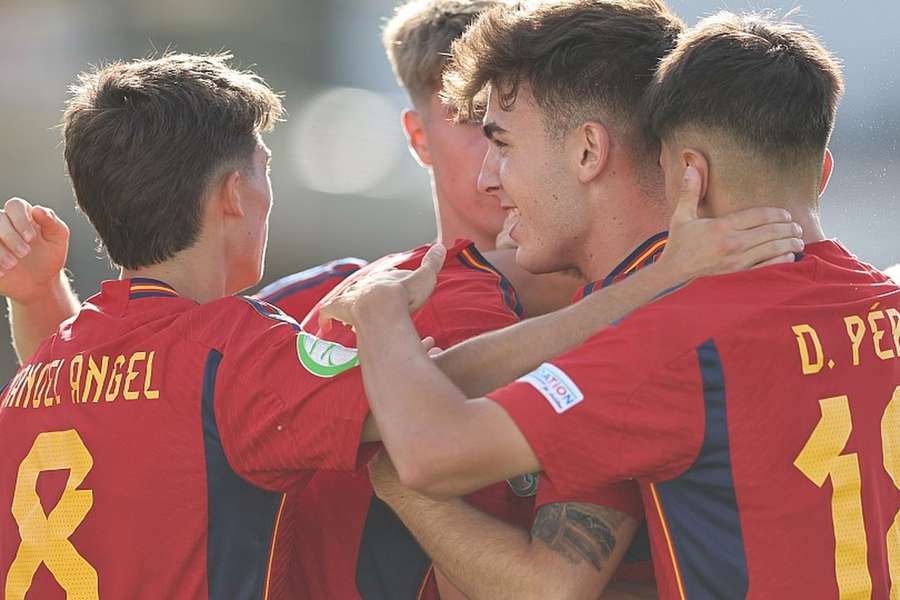 Espanhóis atropelaram a Grécia na segunda jornada