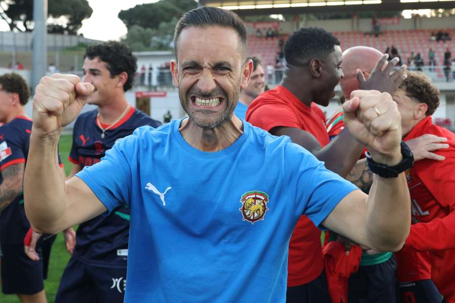 O treinador do Marítimo, Miguel Moita, festeja a subida à Liga Portugal