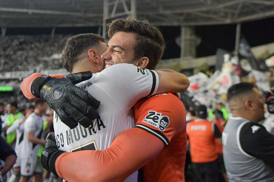 Leo Jardim é celebrado pelos companheiros após classificação vascaína