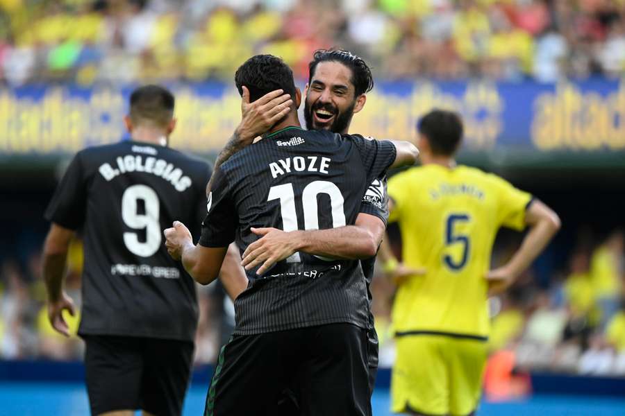 Isco y Ayoze se abrazan tras el gol.