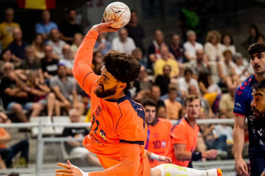 Ludovic Fàbregas lanza a portería durante el Viveros Herol Nava-Barça Ludovic Fàbregas lanza a portería durante el Viveros Herol Nava-Barça