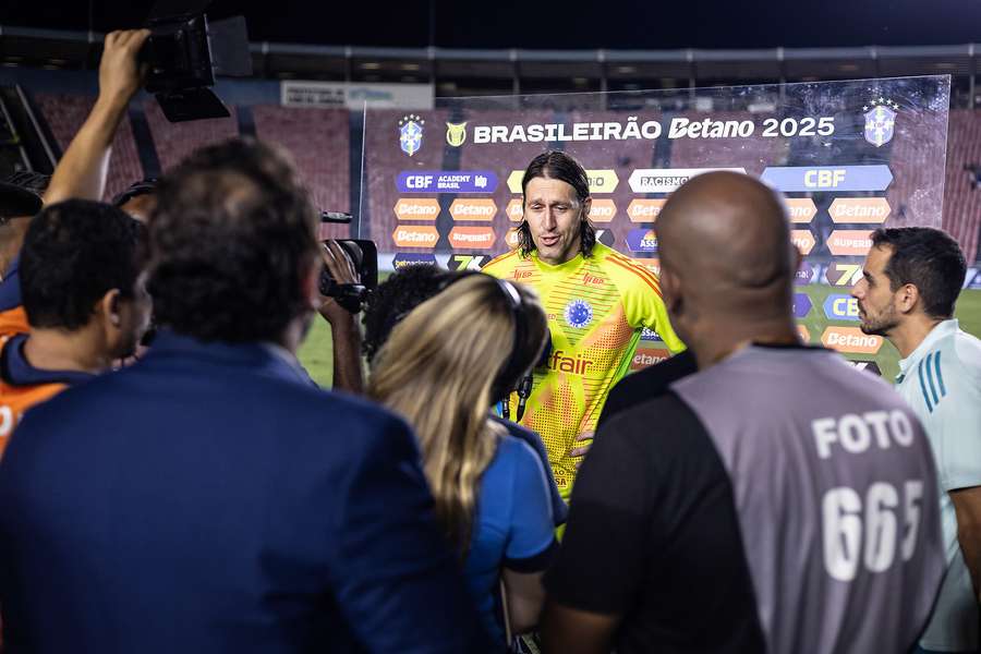 Cássio na zona de entrevistas rápidas