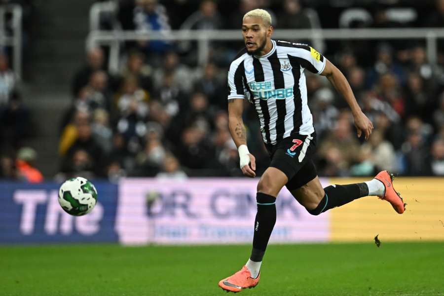 Joelinton resultó determinante contra el Leicester