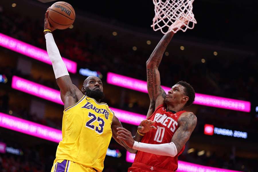 LeBron James marchează