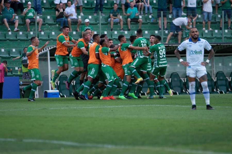 Volante Kaio corre para o abraço após fazer o primeiro gol da Chapecoense no Catarinense 2022