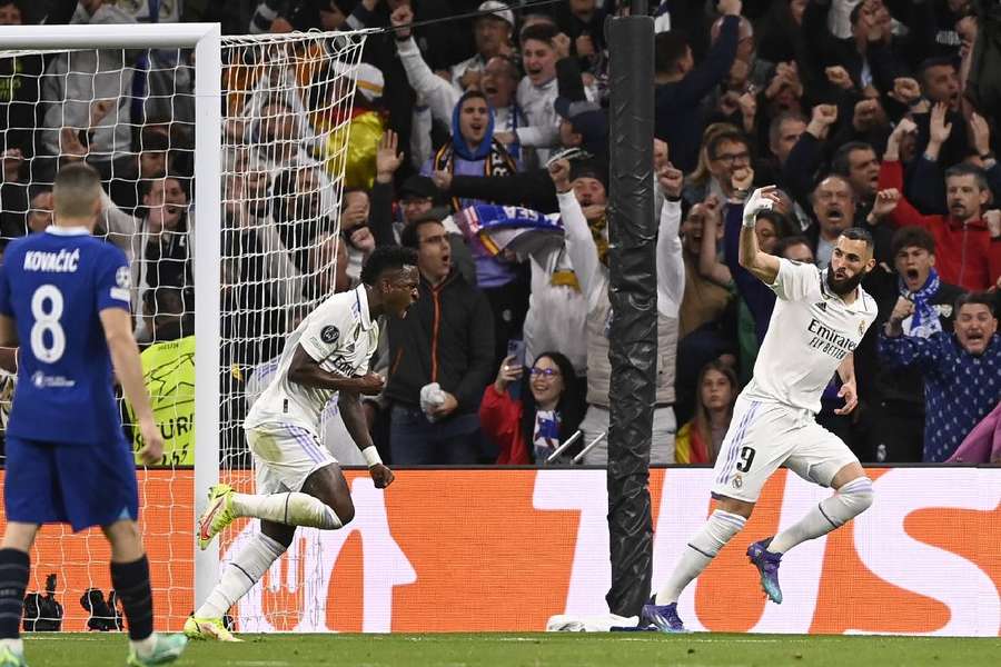 Benzema comemora seu gol sobre o Chelsea