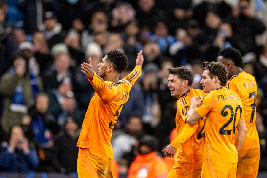 Mijlocașul englez al echipei Real Madrid, Jude Bellingham sărbătorește al treilea gol al echipei sale 