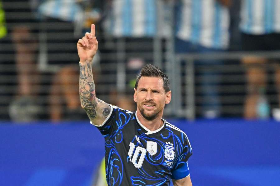 Argentina, de Messi (foto), usará a camisa azul escuro contra a Inglaterra nesta quarta-feira (15)
