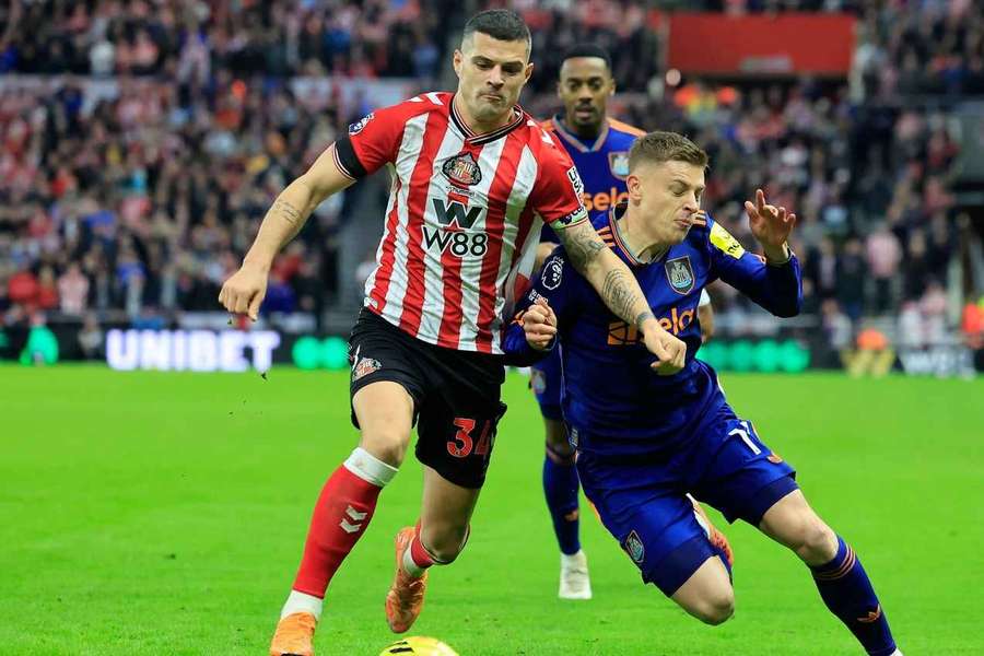 Xhaka no dérbi com o Newcastle Xhaka no dérbi com o Newcastle