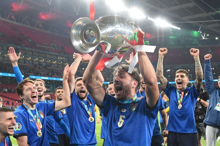 Z pucharem dla zwycięzców EURO 2021. Z pucharem dla zwycięzców EURO 2021.