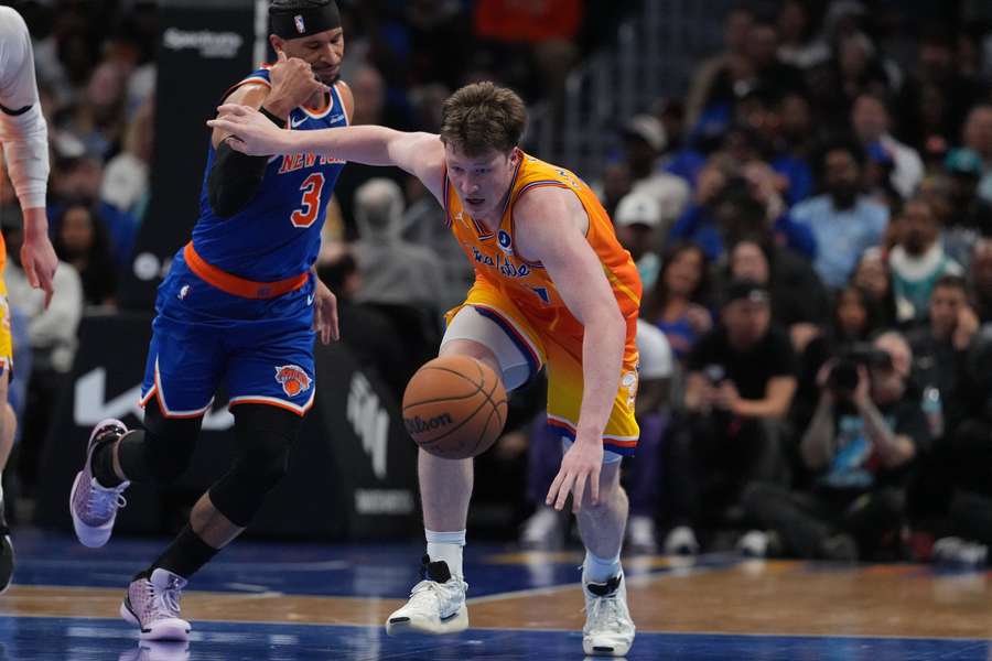 Knueppel (vpravo) odehrál další dobrý zápas.