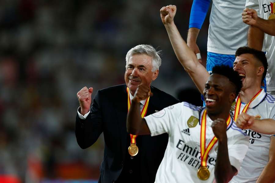 Carlo Ancelotti en Vinícius na het winnen van de Copa