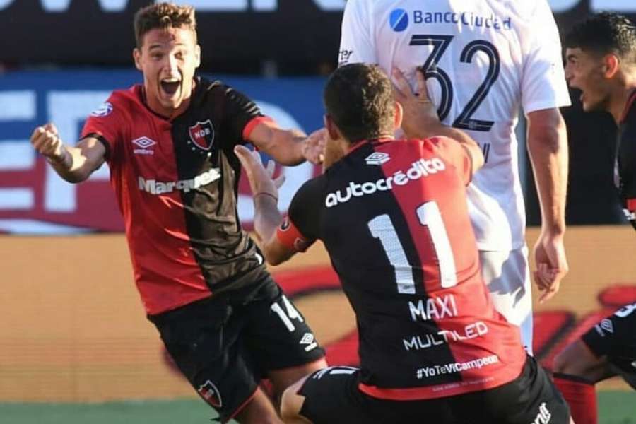 Alexis celebra un gol con Maxi en Newell´s